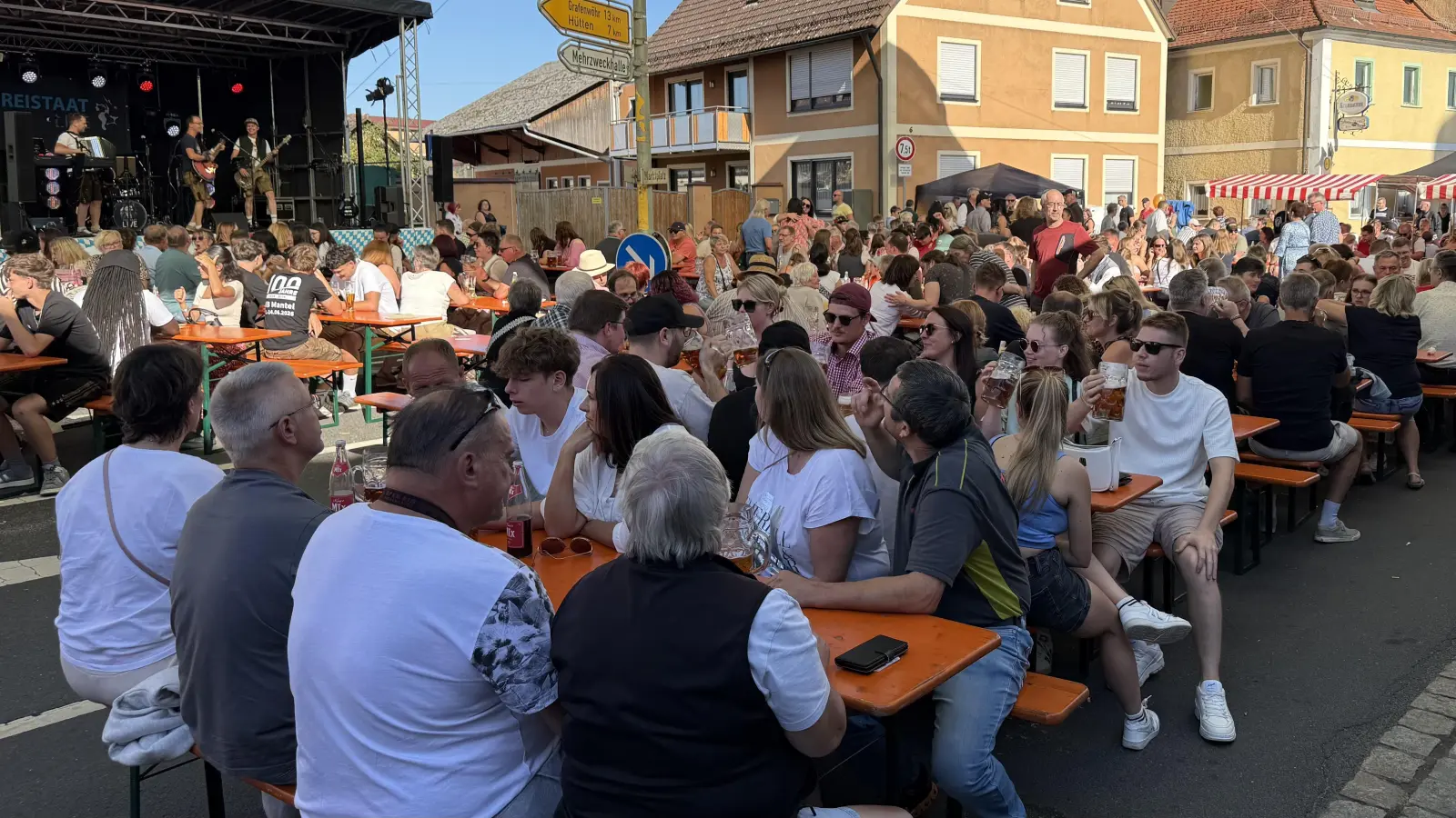 Gutes Wetter wie im letzten Jahr wünschen sich die Veranstalter des Bürgerfestes in Mantel. (Bild: Johann Kneißl)