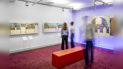 Besuchende vor den Entwürfen für den Nürnberger Rathaussaal. (Bild: Marcus Rebmann)