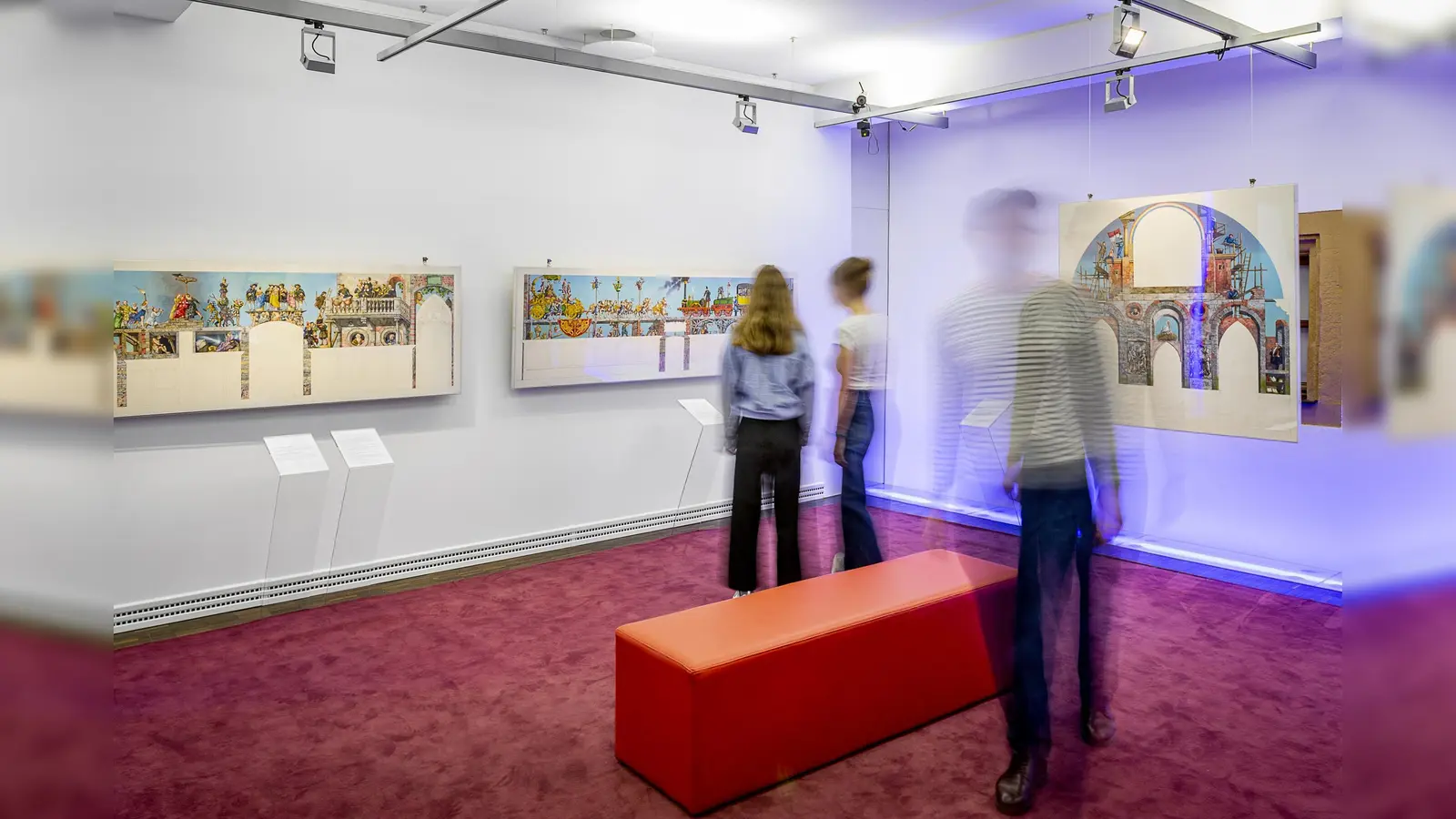 Besuchende vor den Entwürfen für den Nürnberger Rathaussaal. (Bild: Marcus Rebmann)
