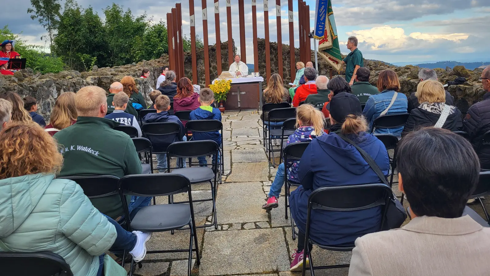 Pfarrer Heribert Stretz erinnert in seiner Preidigt an die Weihe der Glocke, die seither für das Herz der Burgkapellekapelle schlägt.<br> (Bild: Christa Vogl)