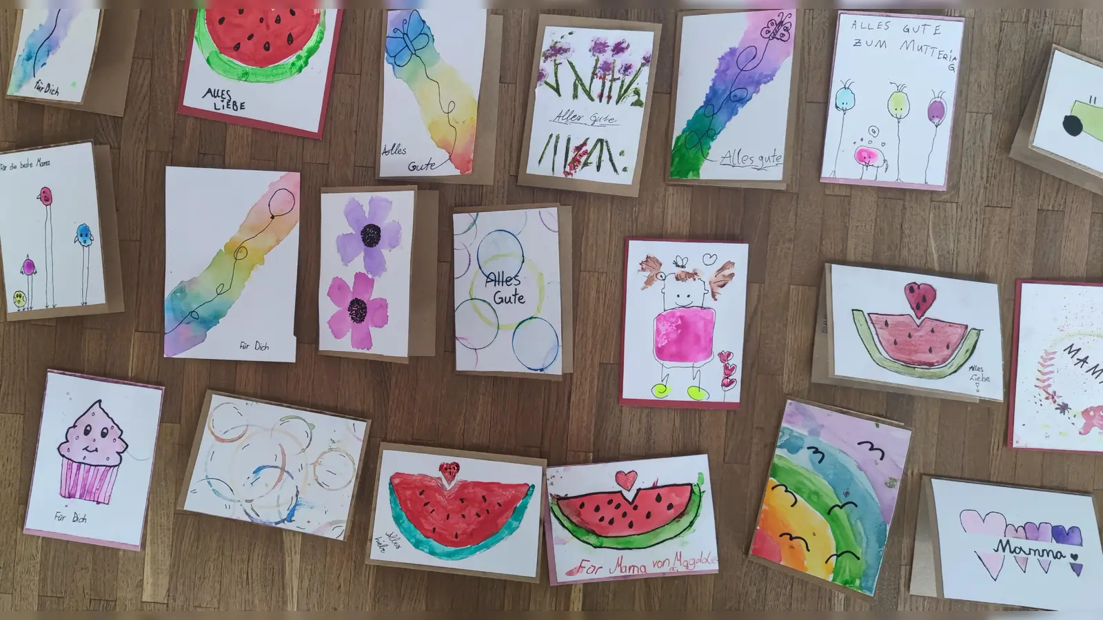 Ein kreativer Nachmittag bei dem viele schöne Karten entstanden.  (Bild: Michaela Gleißner)