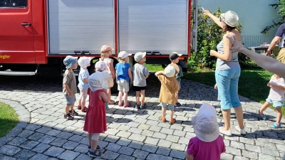 Die Kinder vor dem Feuerwehrauto (Bild: Matthias Walk)