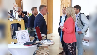 Fachoberlehrer Sebastian Birzer und Schulleiter Peter Danninger im Austausch mit Kultusministerin Anna Stolz (Bild: Peter Danninger)