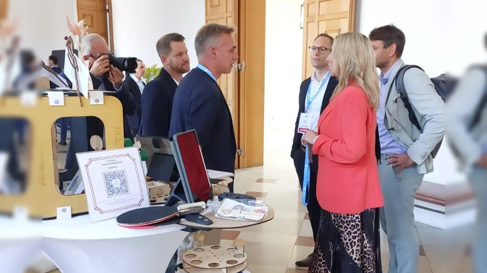 Fachoberlehrer Sebastian Birzer und Schulleiter Peter Danninger im Austausch mit Kultusministerin Anna Stolz (Bild: Peter Danninger)