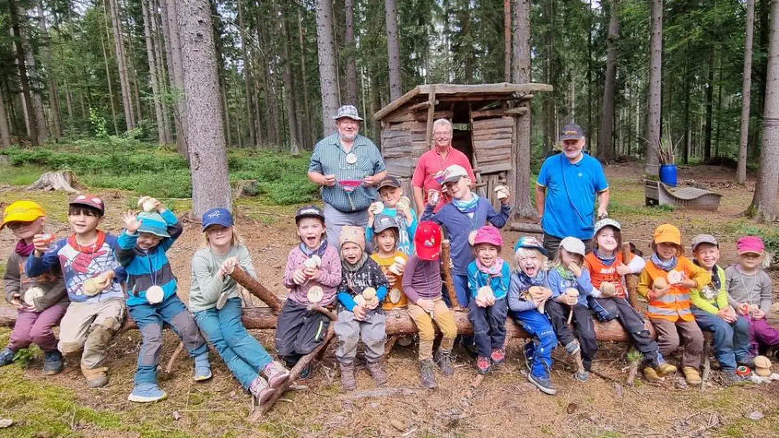 Mitglieder des Ameisenschutzvereins im Landkreis Tirschenreuth waren in den Waldkindergarten gekommen. Sie erklärten den Mädchen und Buben, warum Ameisen so wichtig für den Wald sind. (Bild: Sabine Reindl/exb)