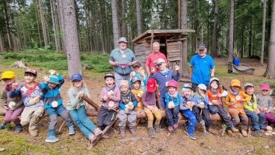 Mitglieder des Ameisenschutzvereins im Landkreis Tirschenreuth waren in den Waldkindergarten gekommen. Sie erklärten den Mädchen und Buben, warum Ameisen so wichtig für den Wald sind. (Bild: Sabine Reindl/exb)