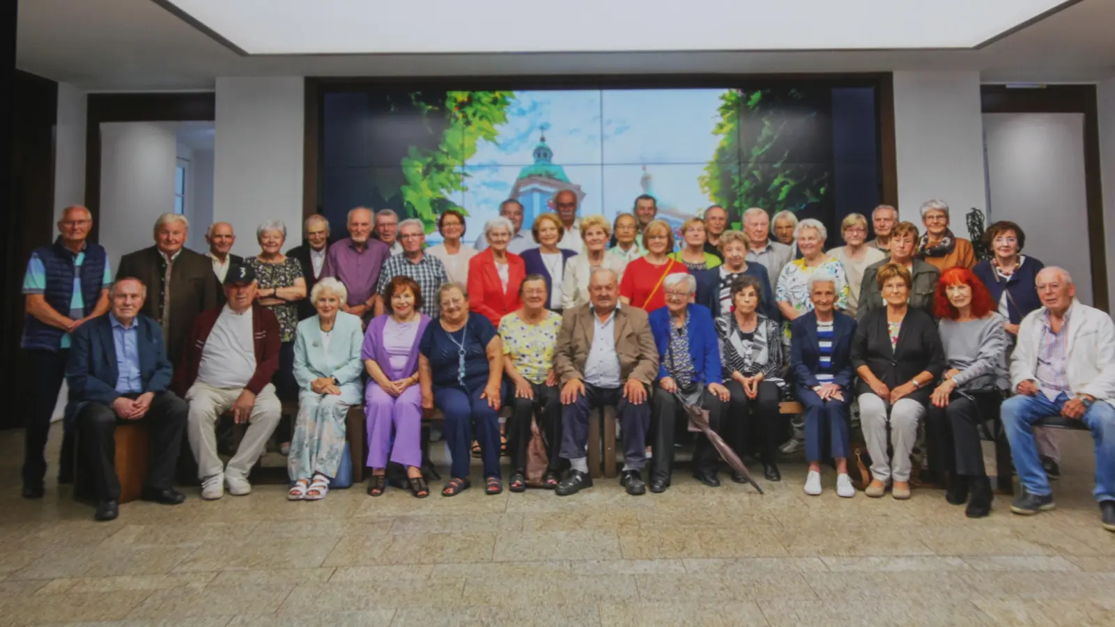 Gruppenauifnahme des Schülerjahrgangs 1944 im Rathaus Waldsassen. (Bild: Tanja Schedl)