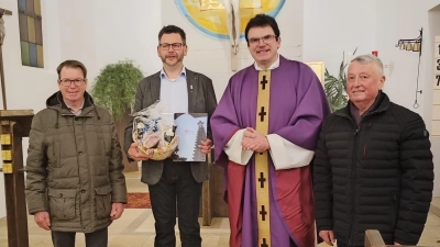 Kirchenpfleger Schönau: Dieter Ostermayr; Jubilar Christian Stangl; Pfarrer Wolfgang Dietz; Reg.Verbandsvorsitzender Josef Pflug (von links).  (Bild: Anja Spichtinger)