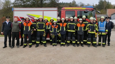 Zwei Leistungsgruppen der Freiwilligen Feuerwehr Adertshausen haben erfolgreich das Leistungsabzeichen in den verschiedenen Stufen abgelegt. Dazu gratulierten Kreisbrand-Inspektor Armin Daubenmerkl mit seinem Team und Bürgermeister Florian Junkes (v.li.) (Bild: Paul Böhm)