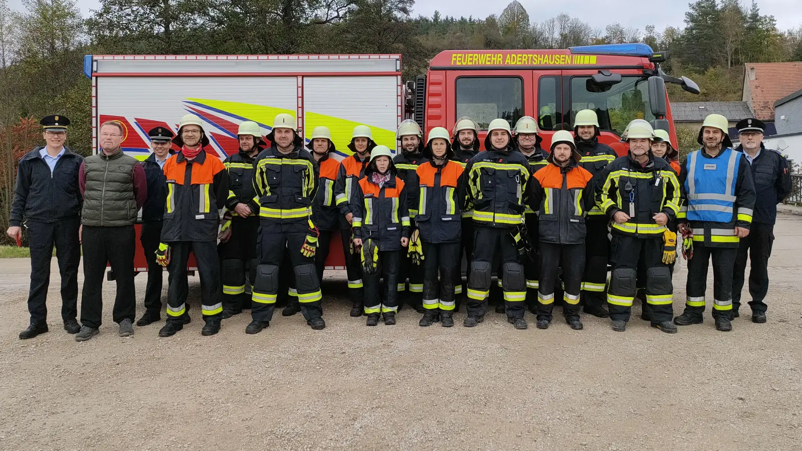 Zwei Leistungsgruppen der Freiwilligen Feuerwehr Adertshausen haben erfolgreich das Leistungsabzeichen in den verschiedenen Stufen abgelegt. Dazu gratulierten Kreisbrand-Inspektor Armin Daubenmerkl mit seinem Team und Bürgermeister Florian Junkes (v.li.) (Bild: Paul Böhm)