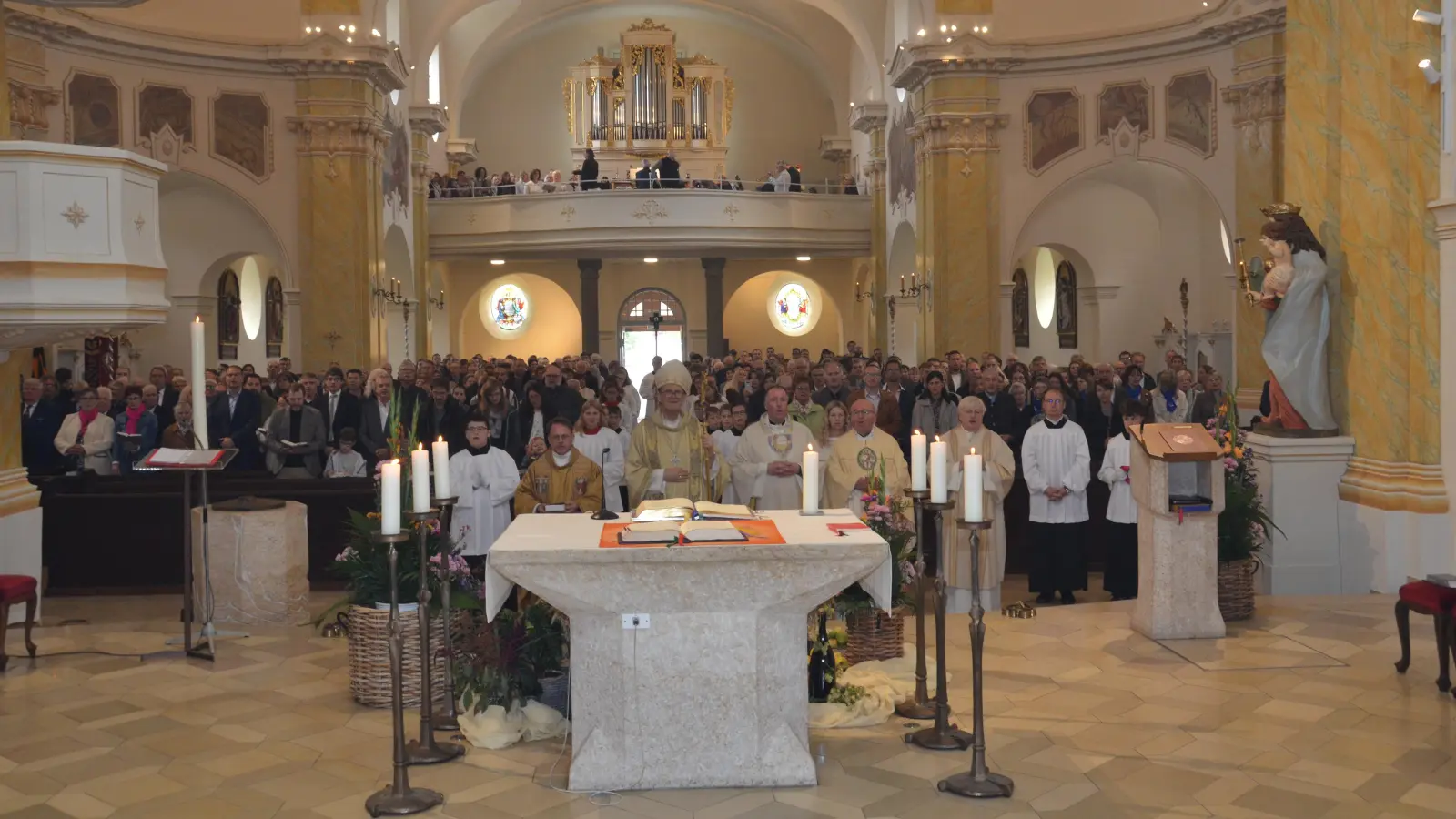 Hauptzelebrant Weihbischof Dr. Josef Graf. Konzelebranten Dekan Alexander Hösl, Pfarrer Ronald Liesaus und Pfarrer i. R. Willi Bauer. Diakon Janusz Stubartowicz und Gemeindereferentin Elena Harwardt. (Bild: Christin Thumann)