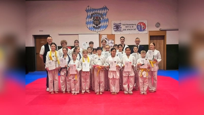 Die erfolgreichen Prüflinge mit dem Prüfer Jörg Steindl und den Trainern (Bild: Jürgen Brand)