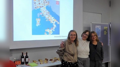 Gemeinsam hatten (v. l.n.r.) die Leiterin der „Amici die Desenzano” Susy Herrmann-Wolters, Antonella Matarazzo-Seither und Silvia Bertino-Trapp zur 11. Serata Italiana eingeladen, in deren Mittelpunkt die berühmten „Dolci” Italiens und der Schriftsteller Alessandro Manzoni standen. (Bild: Susanne Schwab)