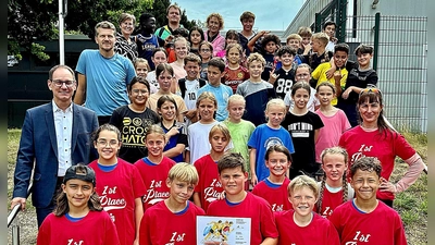 Zum Abschluss gab es ein großes Gruppenfoto der vier Teams mit den Organisatoren. Ein Tag, der zeigte, dass Leichtathletik nicht nur Wettkampf, sondern auch Spaß und Gemeinschaft bedeutet. (Bild: Reinhard Kreuzer )