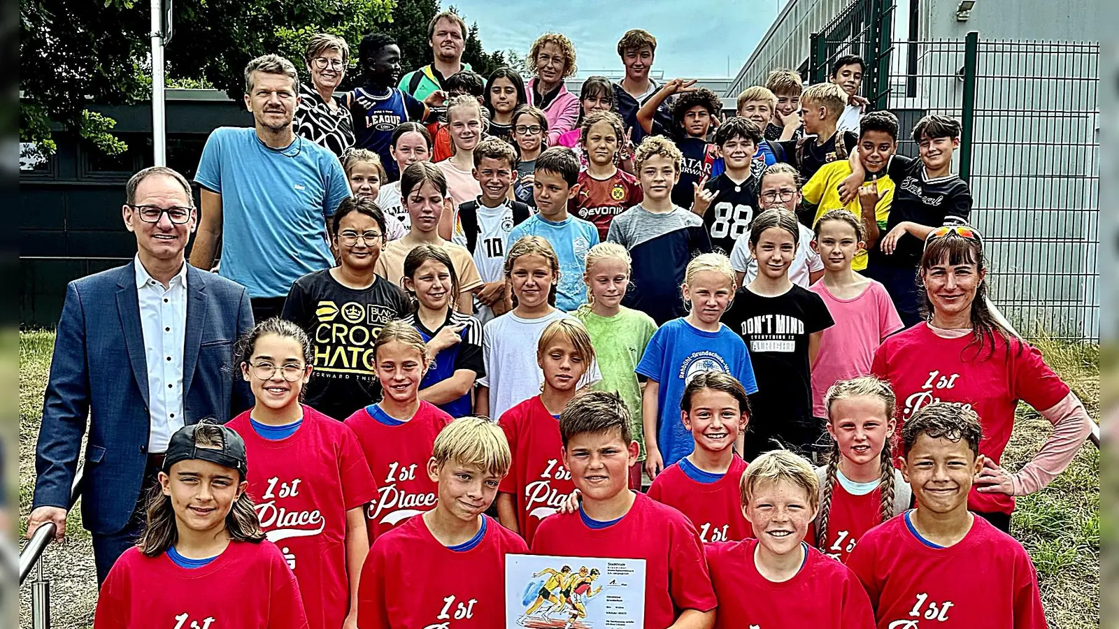 Zum Abschluss gab es ein großes Gruppenfoto der vier Teams mit den Organisatoren. Ein Tag, der zeigte, dass Leichtathletik nicht nur Wettkampf, sondern auch Spaß und Gemeinschaft bedeutet. (Bild: Reinhard Kreuzer )