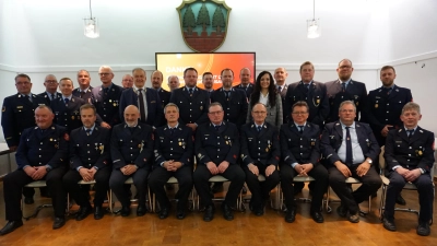 Stehend von links: KBR Stefan Gleißner, KBM Günther Fachtan, Florian Kops, KBI Wolfgang Wedlich, Markus Kuchenreuther, Alexander Hecht, Landrat Roland Grillmeier, Reinhard Greger, Rolf Müller, Maximilian Panzer, Dieter Lippert, Stefan Dumler, Alois Reichenberger, Erste Bürgermeisterin Margit Bayer, Reinhard Bayer, Stefan Schich, Gerhard Bayer, Stefan Popp; sitzend von links: Albert Popp, Markus Schultes, Stephan Ernstberger, Dieter Schöffel, Karlheinz Burkhard, Anton Schinhärl, Markus Greger, Peter Strunz, Alfons Enders; nicht am Bild: Mathias Rach, Andreas Eckstein, Rudolf Schultes. (Bild: Bianca Bayer)