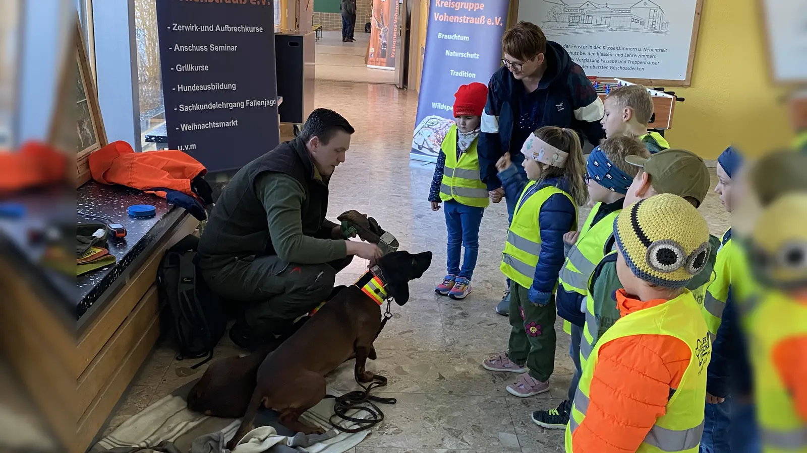 Wissenswertes über den Jagdhund und das Hundewesen wurden anschaulich erklärt. (Bild: Josef Glas)