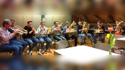 Im Saal des Pfarrzentrums Patrona Bavariae gaben die Steinfelder Musikanten, bei ihrem Besuch in der katholischen Pfarrei Illschwang, Kostenproben ihrer Fähigkeiten. (Bild: Norbert Weis)