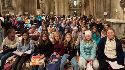 Der Kinder - und Jugendchor St. Michael Poppenricht im Regensburger Dom. (Bild: Anna Liebhäuser)