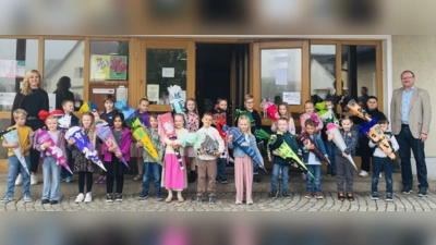 Die Erstklässler der Josef-Voit-Grundschule mit Klassenleiterin Annalena Lotter und Bürgermeister Uwe König. (Bild: Annalena Lotter)