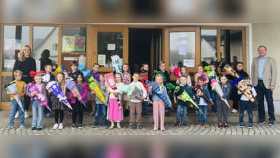 Die Erstklässler der Josef-Voit-Grundschule mit Klassenleiterin Annalena Lotter und Bürgermeister Uwe König (Bild: Annalena Lotter)