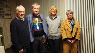Autor Hellmut Schlingensiepen (Zweiter von links) zusammen mit (von links) Dr. Ehrenfried Lachmann (Sprecher Tutzing-Freunde) Bettina Hahn und Claudia Sörgel (beide Evangelisches Bildungswerk). (Bild: Siegfried Bühner)
