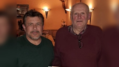 Klaus Schuller danke Fritz Bergmann für seine fast 20jährige Tätigkeit als Kassier (Bild: Max Bleistein)