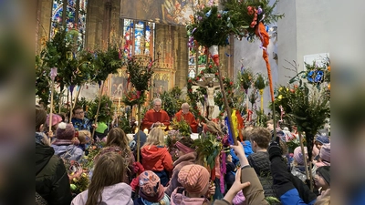 Ein farbenfrohes Bild gaben die vielen Kinder und Jugendlichen mit ihren Palmbuschen ab, als sie sich beim Gottesdienst um den Altar versammelten. (Bild: Raphael Haubelt)