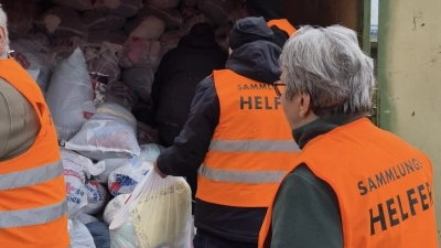Fleißig wurden wieder alle Kleiderspenden von den ehrenamtlichen Rotkreuzlern am Kreinzel von den Sammlungsfahrzeugen auf den Abrollcontainer des Textilverwerters verladen, bis dieser am Ende der Altkleidersammlung der Bereitschaft Erbendorf im BRK randvoll war (Bild: Birgit Herrmann)