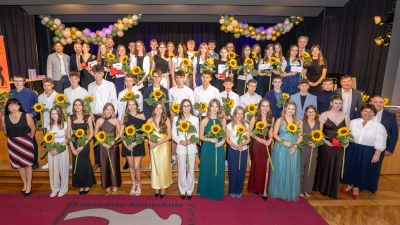 Gruppenfoto aller Einser-Absolventen und für besonderes Engagement geehrter Schüler zusammen mit den Mitgliedern der Schulleitung und des Elternbeirats sowie Vertretern aus Politik und Wirtschaft. (Bild: Tobias Neubert)