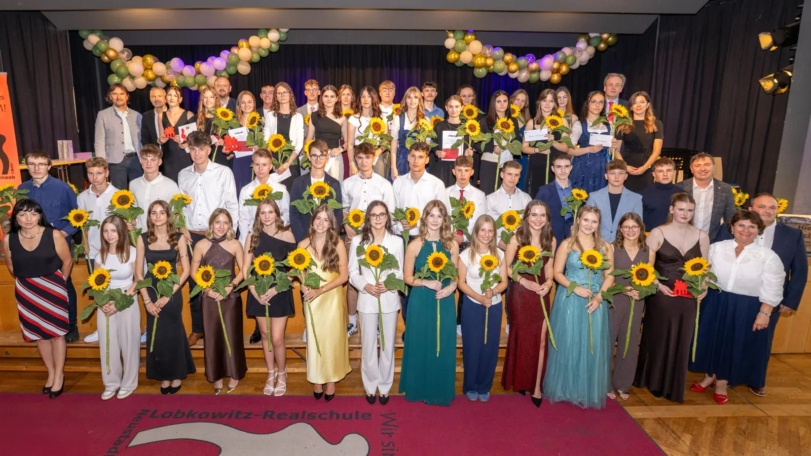 Gruppenfoto aller Einser-Absolventen und für besonderes Engagement geehrter Schüler zusammen mit den Mitgliedern der Schulleitung und des Elternbeirats sowie Vertretern aus Politik und Wirtschaft. (Bild: Tobias Neubert)