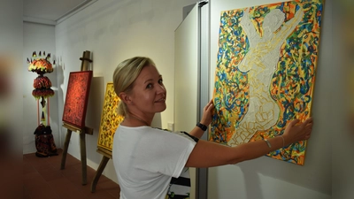 Linda von Thun malt seit vielen Jahren als Mitglied im Kunstverein Tirschenreuth und stellt auch aus. Nun präsentiert sie ihre Werke in einer Einzelausstellung in Franzensbad und lädt Interessierte herzlich zur Vernissage. (Bild: Ulla Britta Baumer)