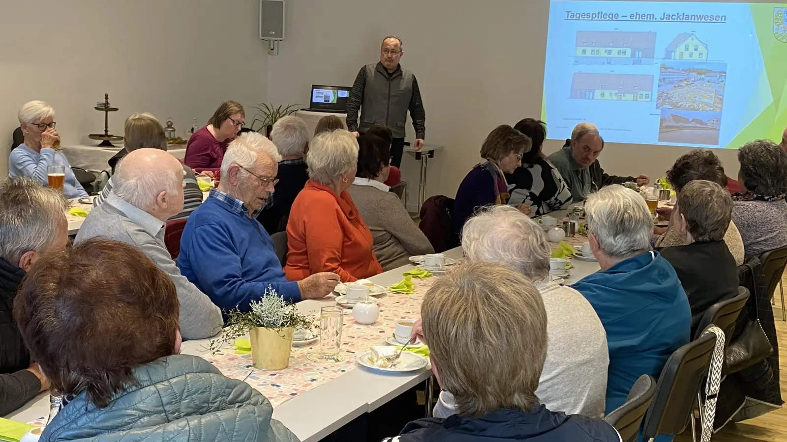 Bürgermeister Ludwig Gürtler (stehend) informiert über Maßnahmen in Tännesberg. (Bild: Josef Glas)
