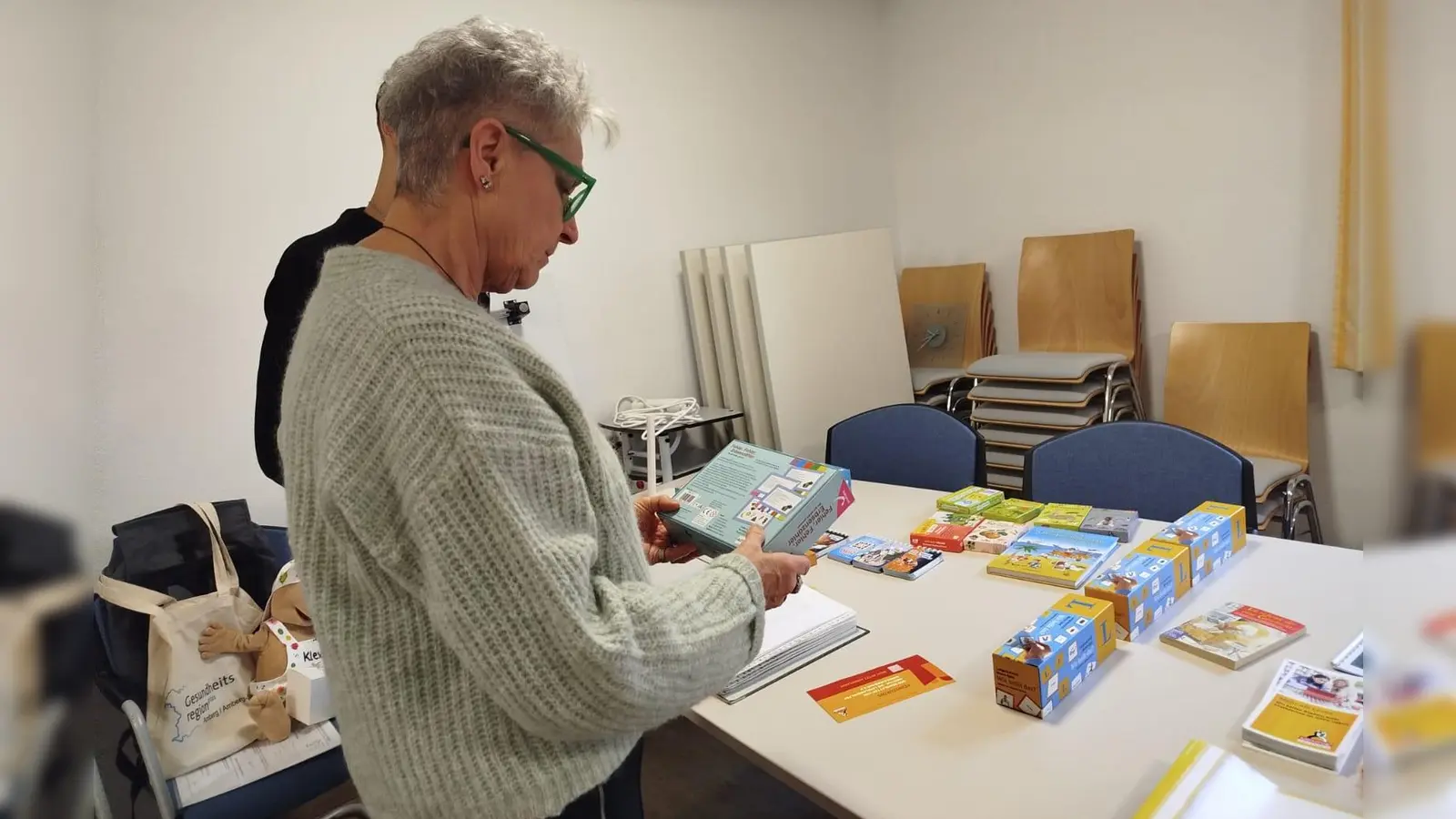 Die Qual der Wahl beim Material: nicht nur Bücher helfen beim Lesen - auch durch Taschenquizz oder Lesespiele werden die Kinder spielerisch gefördert. (Bild: Sabine Weber)