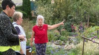Brigitte Lange (rechts) erklärt die Anpflanzung im neuen Senkgarten, der aus einem Gartenteich entstanden ist. (Bild: Astrid Kriechenbauer)