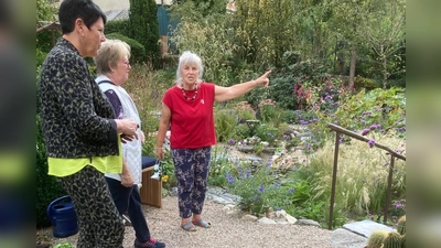 Brigitte Lange (rechts) erklärt die Anpflanzung im neuen Senkgarten, der aus dem früheren Gartenteich entstanden ist. (Bild: Astrid Kriechenbauer)