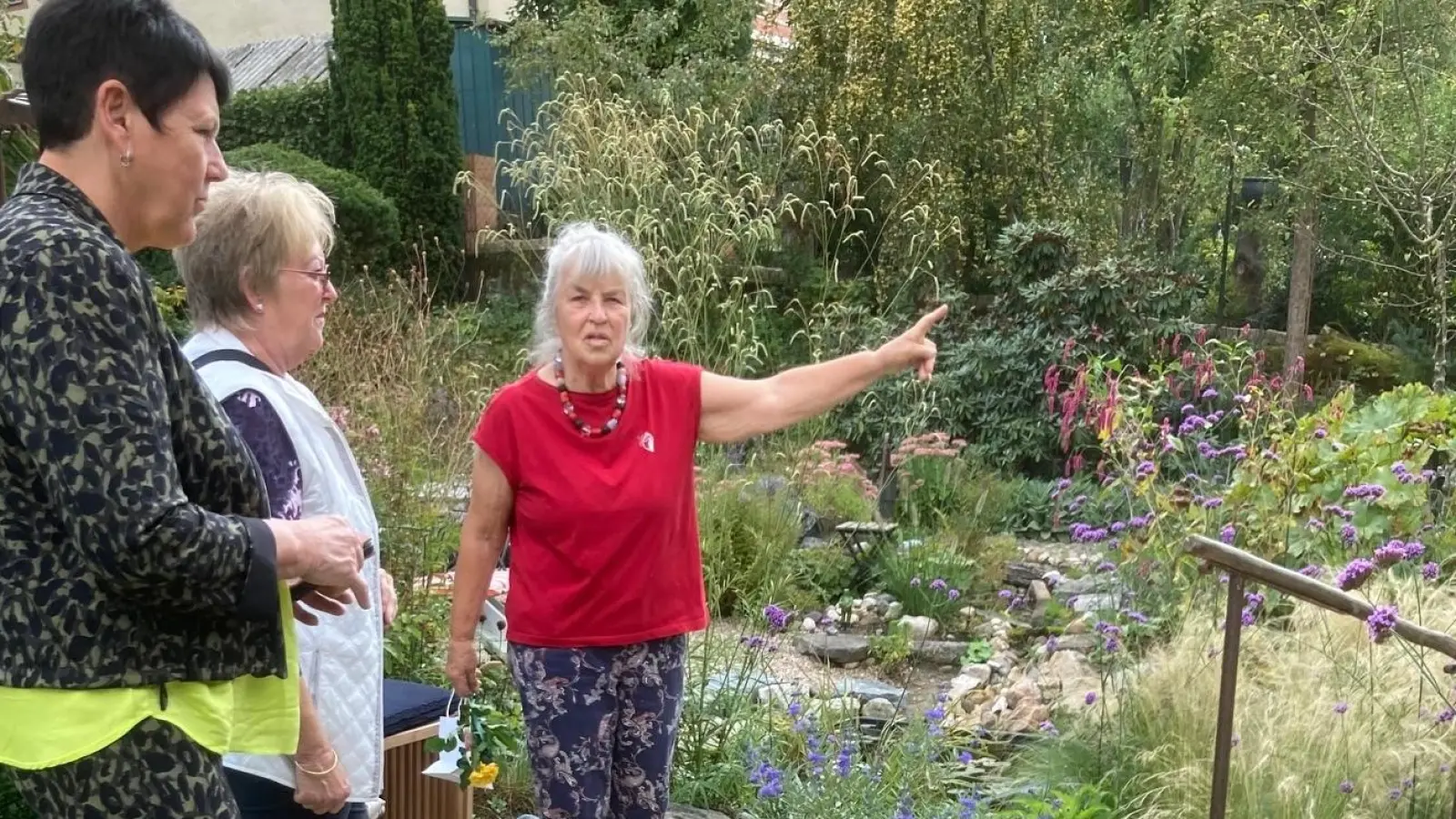 Brigitte Lange (rechts) erklärt die Anpflanzung im neuen Senkgarten, der aus dem früheren Gartenteich entstanden ist. (Bild: Astrid Kriechenbauer)