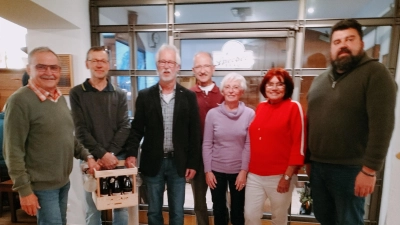 Die erfolgreiche Arbeit fortsetzen, waren sich der neue Vorstand mit Heinz-Ulrich Schmidt (links), Thomas Steiner, Raainer Koch, Ingrid Wolf und Waltraud Gnahn einig, die dem scheidenen Vorsitzenden Walter Spiess zum Abscheid ein Präsent überreichten. Den Dankesworten schloss sich der 1. Bürgermeister Stefan Frank an. (Bild: Wolfgang Berndt)