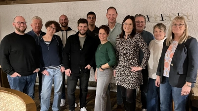 Maxi Hammermann (Fünfter von links), hier zusammen mit der neu gewählten Vorstandschaft, ist der neue Vorsitzende des Skiclubs Pistenschwinger Gössenreuth. Der bisherige Vorsitzende Harald Friedrich (Fünfter von rechts) wurde Ehrenmitglied. Die Neuwahlen leitete zweite Bürgermeisterin Anita Heßler (rechts).  (Bild: Gerald Morgenstern)