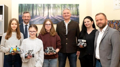 Freude über die Zuteilung der großzügigen Förderung des Wahlfachs „Robotik” an den Dr.-Johanna-Decker-Schulen, hinten, von links: Oberstudiendirektor Hans Kistler, MdL Dr. Harald Schwartz, Studienrätin (RS) i. K. Stephanie Friedl und MdL Bernd Heinisch; vorn, von links, drei Team-Mitglieder der Robotik-AG: Emilia Aust, Johanna Zech und Franziska Meier. (Bild: Hendrik Rosenboem)