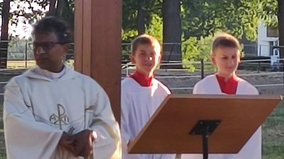 Pater Joseph zelebrierte die Vorabendmesse in der Ortsmitte. (Bild: Anita Hirmer)