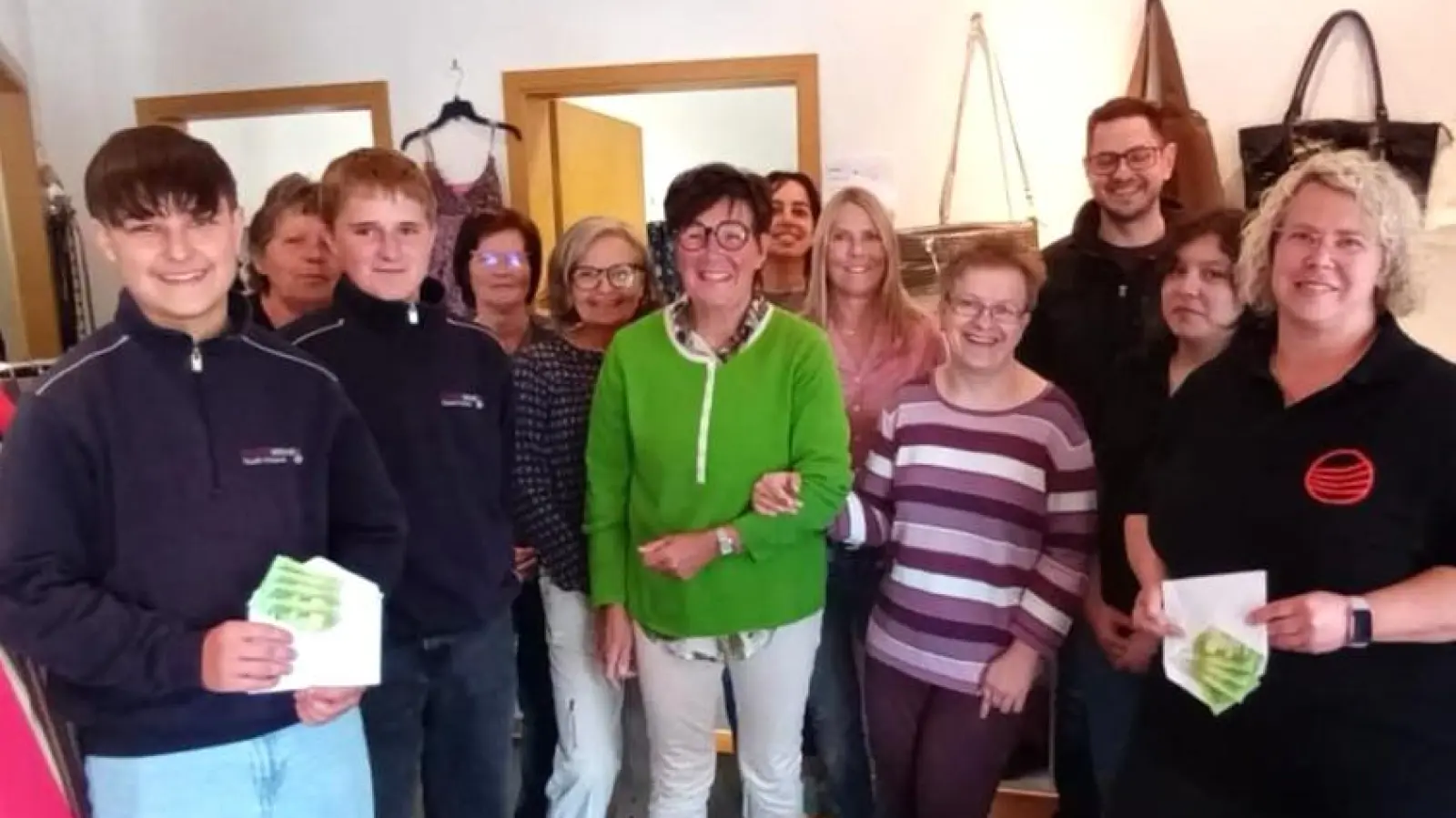 Zwei Spenden der Kleiderkammer überreichten Leiterin Hildegard Trettenbach und Kolpingsvorsitzende Sieglinde Winkelmaier (Mitte) an die Jugendfeuerwehr der Großgemeinde Vilseck und an den Förderverein der Grund- und Mittelschule. (Bild: Rosi Hasenstab)