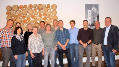 Die geehrten Mitglieder mit Vorstand Peter Dammith (2.v.r.) und Bürgermeister Peter Braun (rechts). (Bild: Johann Bauer)