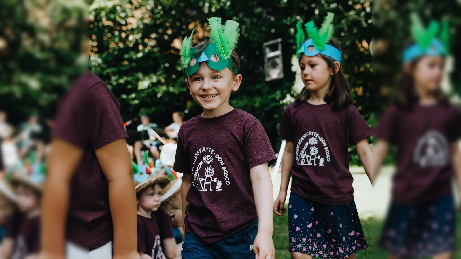Die Kindergartenkinder mit ihren neuen T-Shirts am katholischen Pfarrfest. (Bild: Maike Beimler)