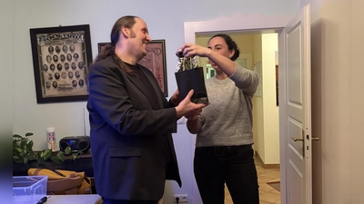 Der KDFB Wildenau dankte dem Referent Jürgen Buchberger mit einem kleinen, regionalen Präsent. (Bild: Birgit Wittmann)