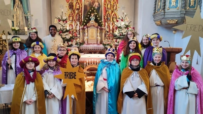 Die Sternsinger von Saltendorf wurden von Pfarrvikar P. Joseph Vembadamthara für die Aussendung gesegnet.  (Bild: Silvia Schmidt)