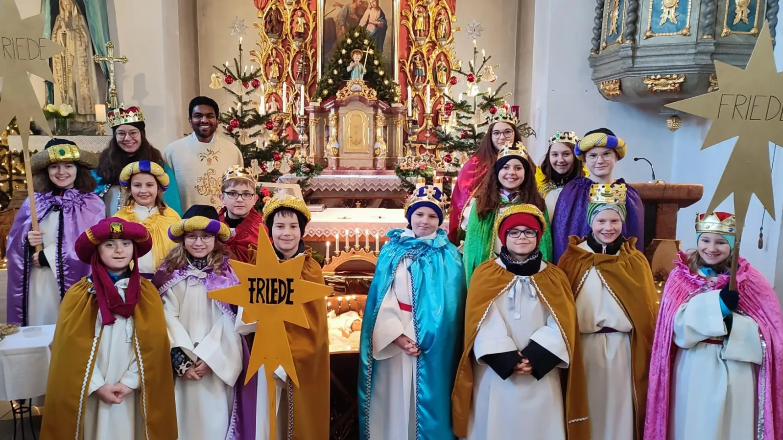 Die Sternsinger von Saltendorf wurden von Pfarrvikar P. Joseph Vembadamthara für die Aussendung gesegnet.  (Bild: Silvia Schmidt)