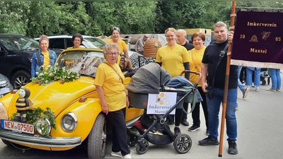Vereinsgruppe mit Käfer. (Archivbild: Elke Hackbarth)