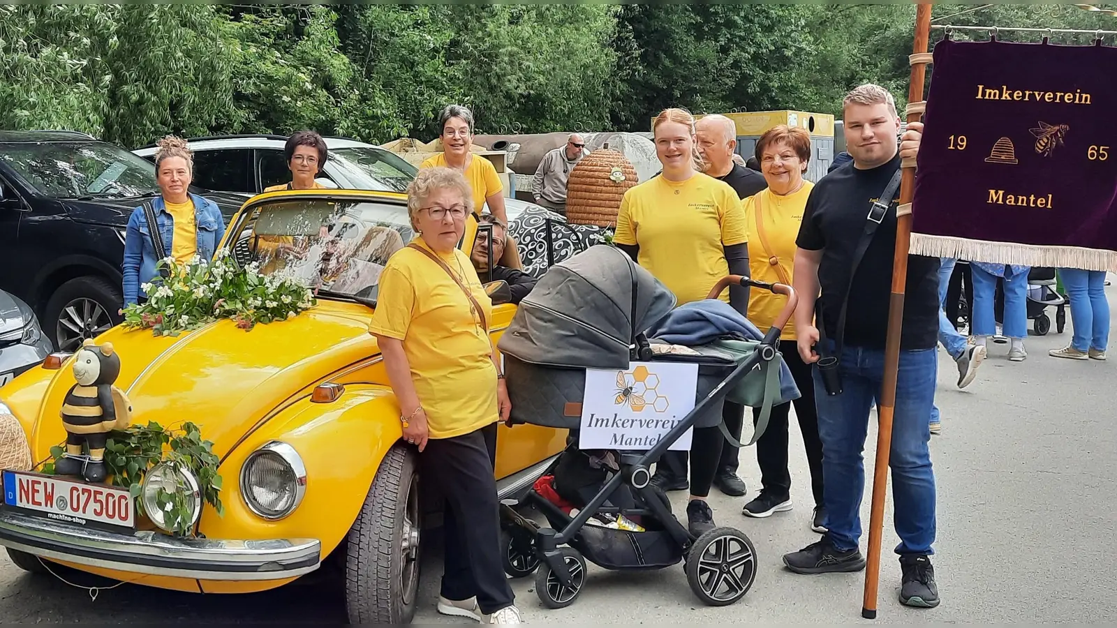 Vereinsgruppe mit Käfer. (Archivbild: Elke Hackbarth)
