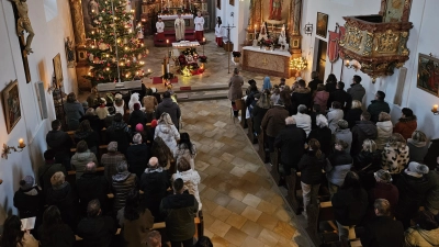 Die Pfarrkirche Mariä Himmelfahrt war bis auf den letzten Platz besetzt, so dass sehr viele Besucher während der Christmesse standen. (Bild: Gabriele Buchbinder)